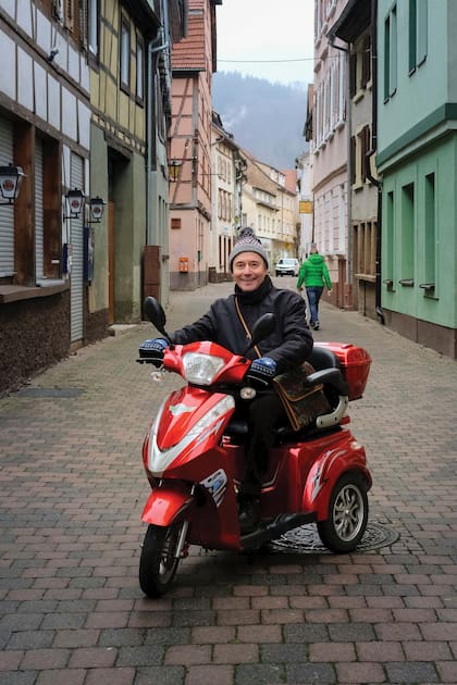 Pipo suele usar su moto para hacer las compras o pasear por la zona.