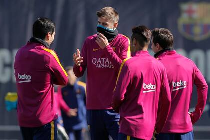 Piqué, en el centro de la charla. Lo rodean Messi, Neymar y Suárez