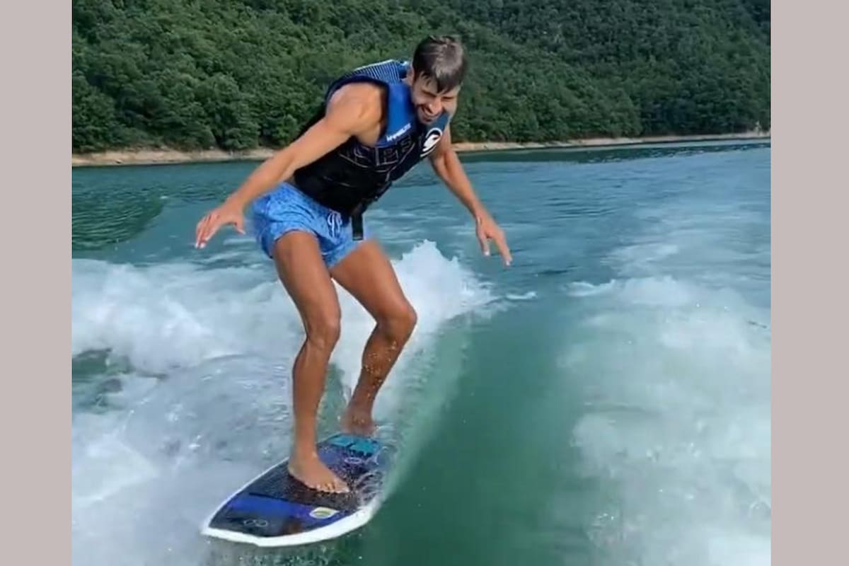Piqué haciendo wakesurfing en Barcelona