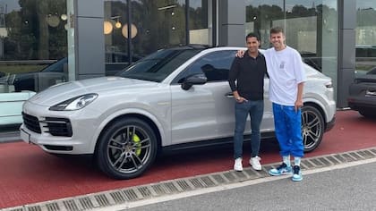 Piqué y su Porsche.
