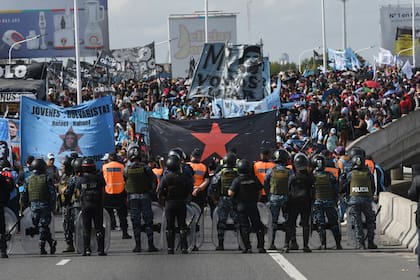Los manifestantes subieron este miércoles al puente Pueyrredón, que une la ciudad de Buenos Aires con Avellaneda