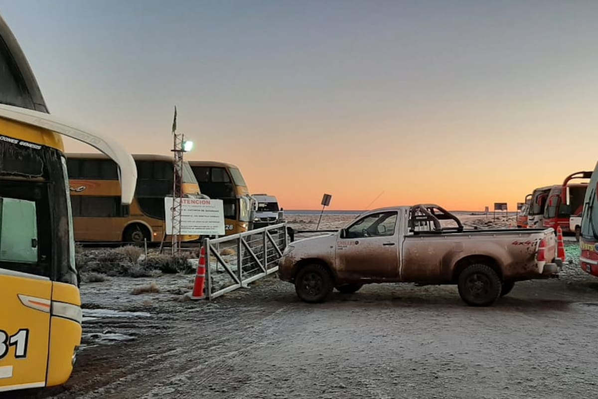 Piquete en el ingreso a la obra de la represa La Barrancosa, Ruta Provincial 9, Santa Cruz.