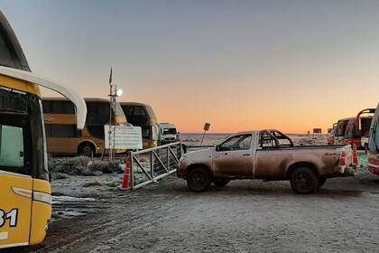Piquete en el ingreso a la obra de la represa La Barrancosa, Ruta Provincial 9, Santa Cruz.