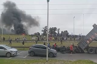 El Gobierno denunció a los piqueteros que llegaron en un camión y descargaron neumáticos para cortar el acceso Oeste