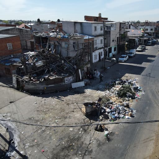 Piquete informal, una suerte de barricada hecha con ramas, gomas y restos de autos, puesto por ladrones para robar a automovilistas.
dónde: CRISTIANÍA y JORGE NEWBERY/ADOLFO BERRO