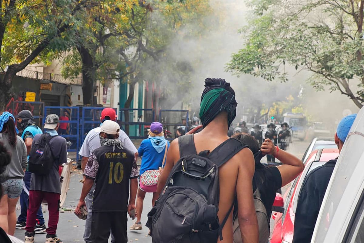 Piqueteros avanzaron sobre un vallado policial cerca de la Gobernación, en La Plata
