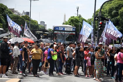 Piqueteros en la Avenida 9 de Julio, frente al Ministerio de Desarrollo Social