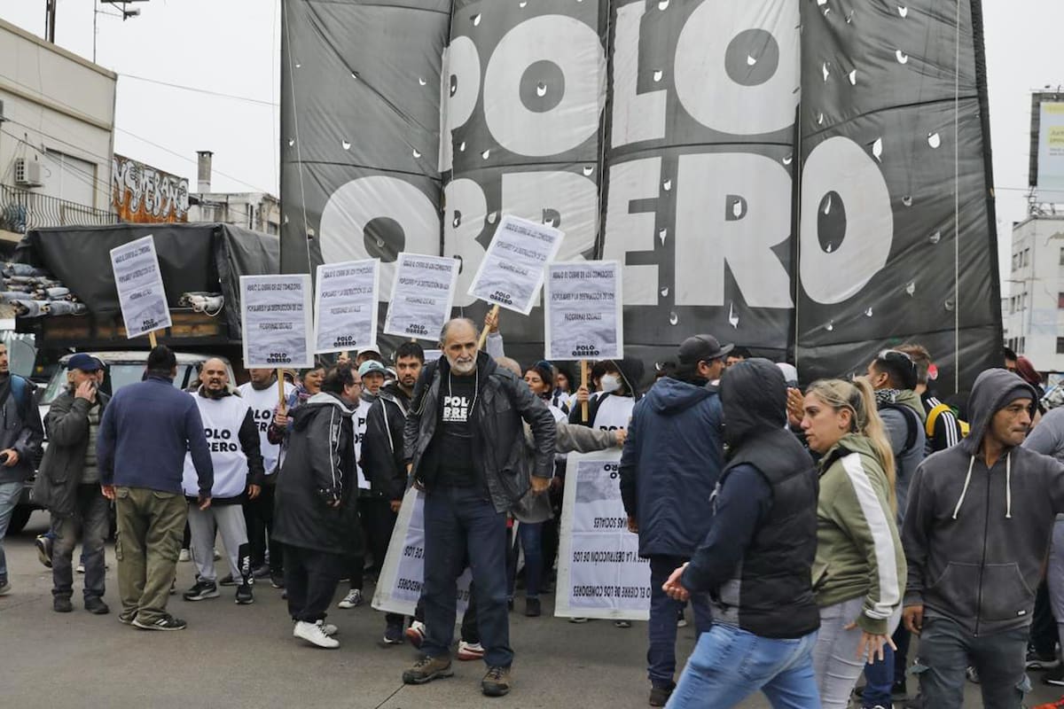 Piqueteros marchan de Puente Saavedra a la Quinta de Olivos con Eduardo Belliboni, líder del Polo Obrero, a la cabeza de su organización