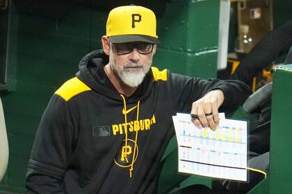 Piratas despiden al mánager Derek Shelton y ascienden al coach de banca Don Kelly