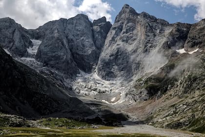 Batty vivió junto a su madre en una secta espiritista ubicada en los Pirineos franceses