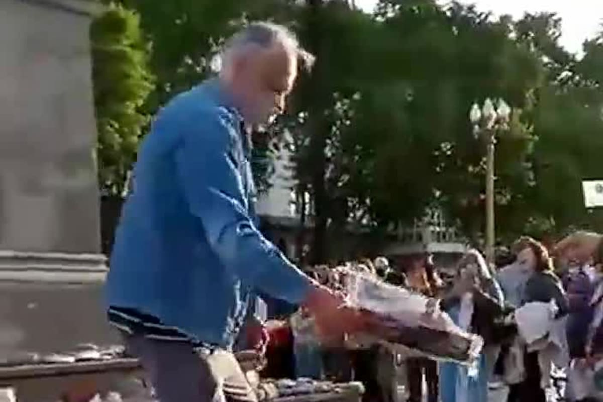 Pisan las piedras del memorial del Covid-19 para retirar fotos de las víctimas