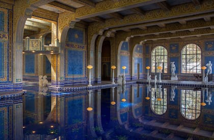 Piscina cubierta en el Castillo Hearst