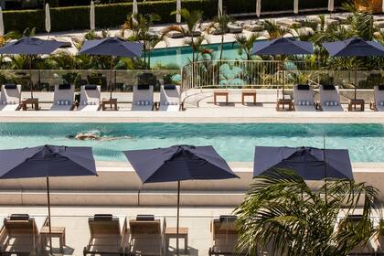 Piscina de Marea, el beach club que el hotel comparte con las 150 villas en construcción.