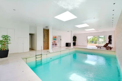 Piscina recubierta, un denominador común en cada una de las propiedades que seleccionaron para Lionel Messi y su familia
