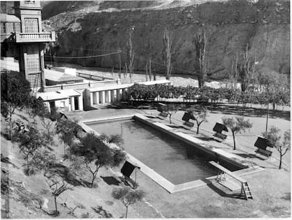 Piscina termal con vista al Río Mendoza.