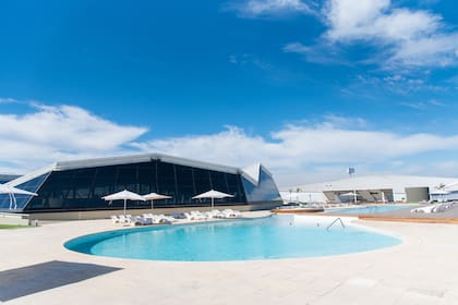 Piscina y solarium.