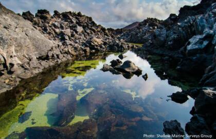 Piscinas de agua salada en medio del paisaje volcánico de la isla