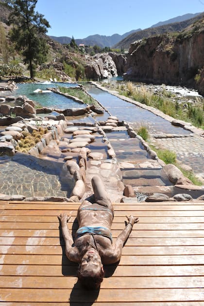 Piscinas naturales con vista al río Mendoza.