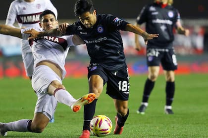 Pisculichi lleva la pelota en el Diego Maradona