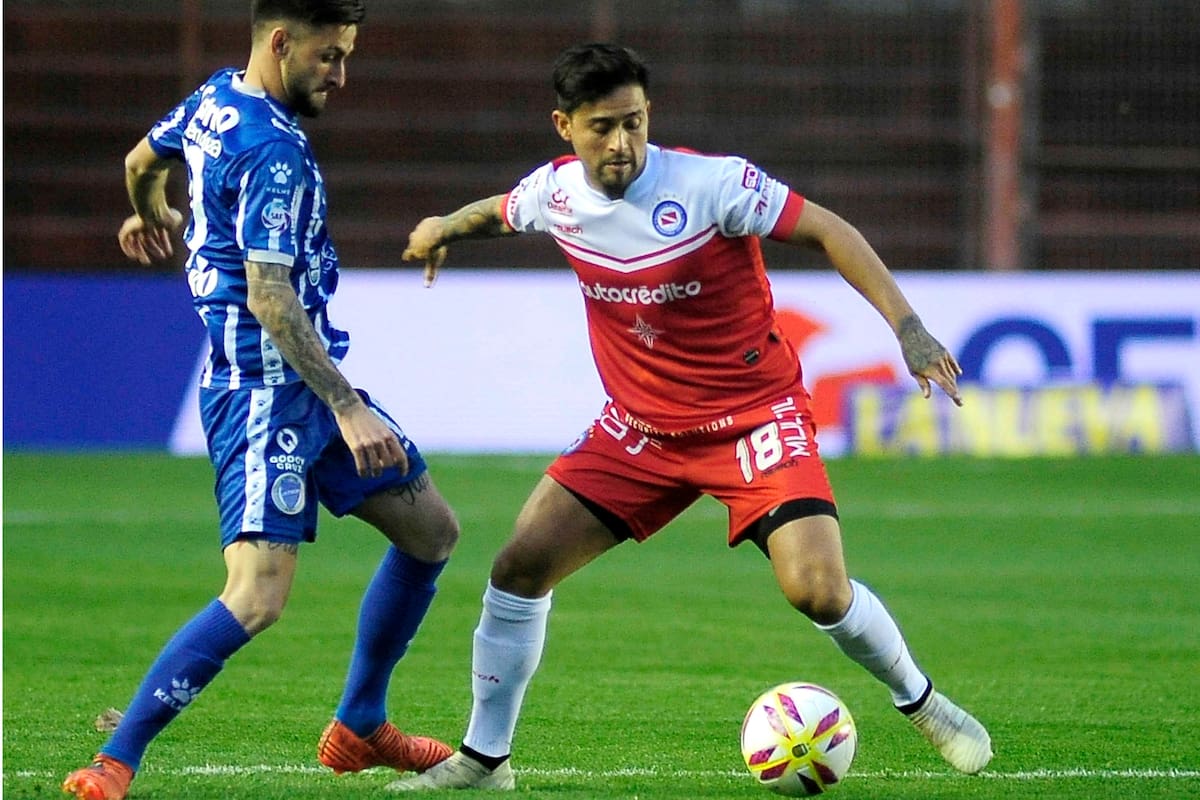Pisculichi llevando el balon en el empate ante Godoy Cruz
