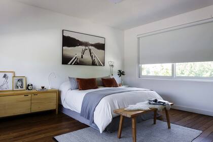 Piso de incienso. Ropa de cama (DuSud). Cómoda (Encaja Muebles)