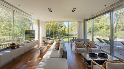 Piso de lapacho recuperado con el proceso Génesis de Patagonia Flooring y protegido con un producto Bona que conserva su aspecto y brillo naturales.