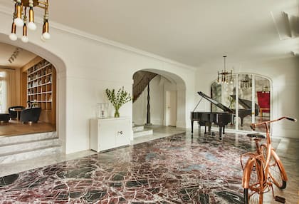 Piso de mármol 'Rosso Levanto'. Bicicleta, mueble recibidor y pieza de vidrio (Chamber Gallery NY).