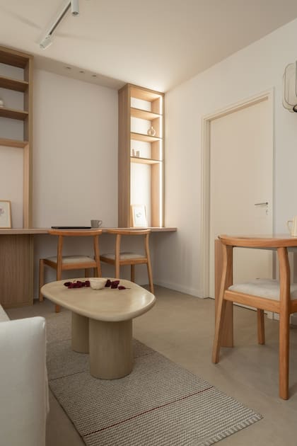 Piso de porcelanato ‘Urban Ivory Eco Natural’ (Vite). Paredes y cielorraso pintados de ‘Toque White 7003’ (Sherwin Williams). Spots lineales y empotrados (Kolor Iluminación).