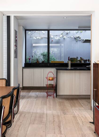 Piso de tablas de mármol Travertino aserrado, con una textura y rusticidad semejantes a las de la madera.
