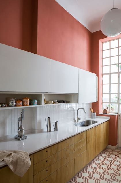Piso diseñado a medida por Terra Calcáreos. Paredes pintadas con Acrilplast ‘0058’. Los bajomesadas y alacenas se resolvieron de manera económica: MDF pintado con látex blanco y fenólico de pino teñido en la tonalidad del roble.