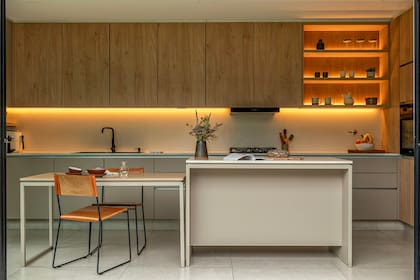 Piso en 'Grani Ártico natural' 90x90 de Ilva. Mesada de Stone Quartz Blanco Norte (Marmolería Casella). Mobiliario de cocina diseñado por el Estudio, en melamina 'Roble Kendal natural' y 'Gris Arcilla' (Egger). Sillas (Números Primos).