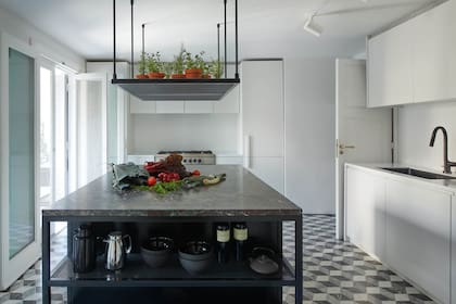 Piso en mármoles 'Rosso Levanto', 'Silver White' y 'Calacatta', diseñado por el Estudio. Mesadas (Corian) y muebles laqueados en blanco. Griferías cromadas (Axor).
