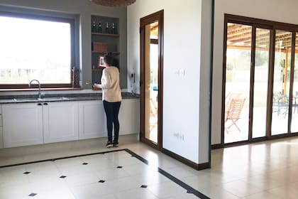 Piso granítico con guarda y tocetos, marca: Blangino – Obra: Estudio Tres Arquitectura