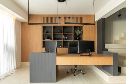 Piso Portobello ‘Aeterna’ en tono blanco natural. Lámpara colgante ‘Tape Line’ (Vonderk). Mueble de melamina símil madera ‘Petiribí’ (Faplac). Varillados laqueados en tono ‘Gris Noble’ de Alba.