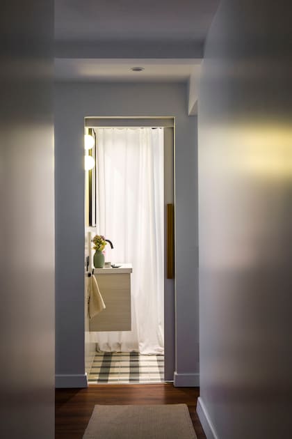 Pisos calcáreos (Noi Estudio). Mueble en melamina ‘Teka Ártico’ de Faplac. Espejo (Estudio MMC). Aplique (Iluminación Agüero). Grifería (Peirano)