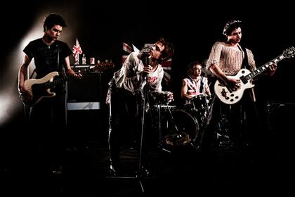 Pistol contará con la actuación de Christian Lees como el bajista Glen Matlock, Anson Boon como el cantante John Lydon y Toby Wallace como el guitarrista Steve Jones