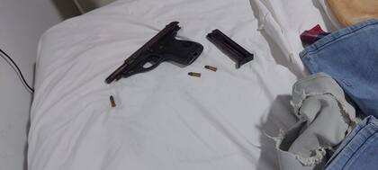 Pistola Bersa calibre 22 secuestrada a Pablo Acotto, presunto autor de la amenaza contra Ángel Di María