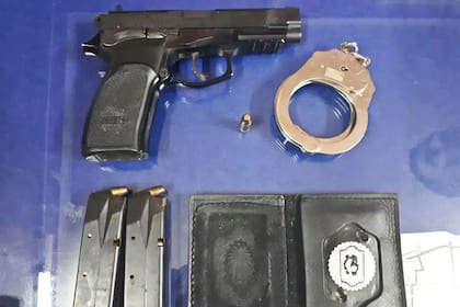 Pistola, esposas y credencial robadas a una policía Local de Quilmes en 2017