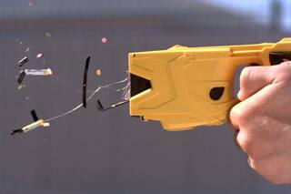 Organismos de derechos humanos criticaron la compra de pistolas Taser que confirmó el Gobierno