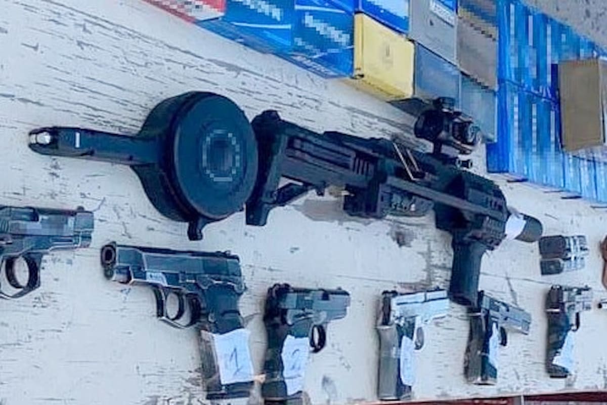 Pistolas, cargadores y un kit Roni para convertirlas en fusiles automáticos, parte del arsenal que era trasladado de contrabando en un camión hacia Chile