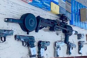 Pistolas, cargadores y un kit Roni para convertirlas en fusiles automáticos, parte del arsenal que era trasladado de contrabando en un camión hacia Chile