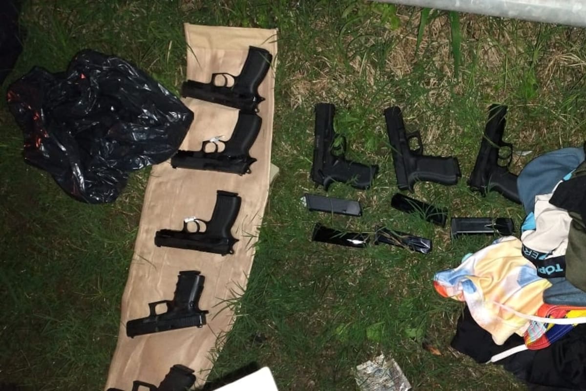 Pistolas que fueron secuestradas por la Gendarmería al inspeccionar un ómnibus de larga distancia y cuyo decomiso permitió detectar una red de tráfico de armas