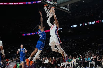 Pistons soportan el agotamiento y logran victoria ante Mavs en Ciudad de México