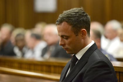 Pistorius en los tribunales al escuchar su condena