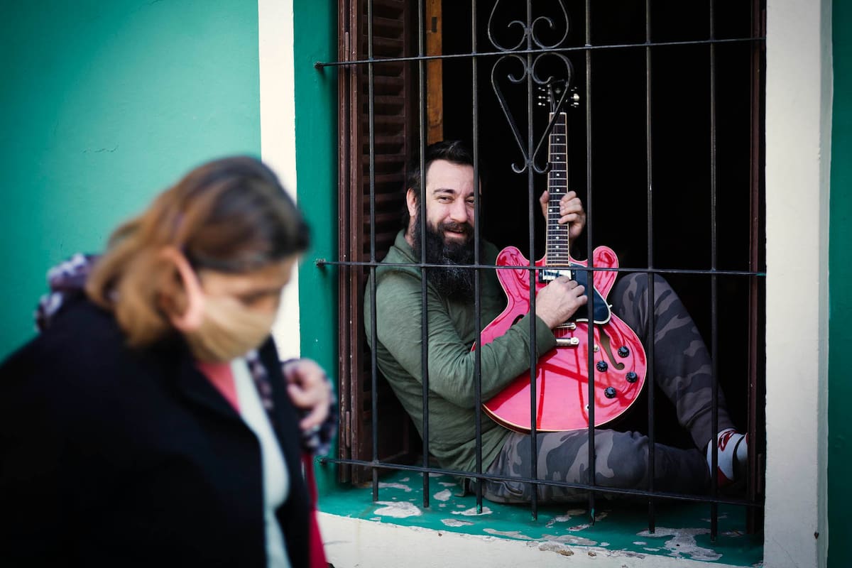 Piti Fernández en su casa de Caballito. El líder de Las Pastillas del Abuelo aprovecha el tiempo para mejor como guitarrista