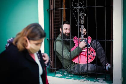 Piti Fernández en su casa de Caballito. El líder de Las Pastillas del Abuelo aprovecha el tiempo para mejor como guitarrista