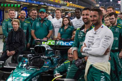 Pitt y el actor nigeriano-británico Damson Idris también posaron junto al equipo Aston Martin