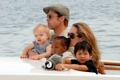 Pitt y Jolie junto a tres de sus hijos, Shiloh, Zahara y Maddox