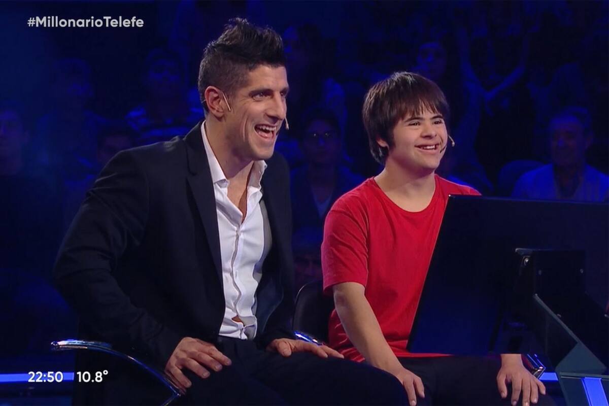 Pitu Blázquez con el acróbata Pablito.