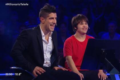 Pitu Blázquez con el acróbata Pablito.